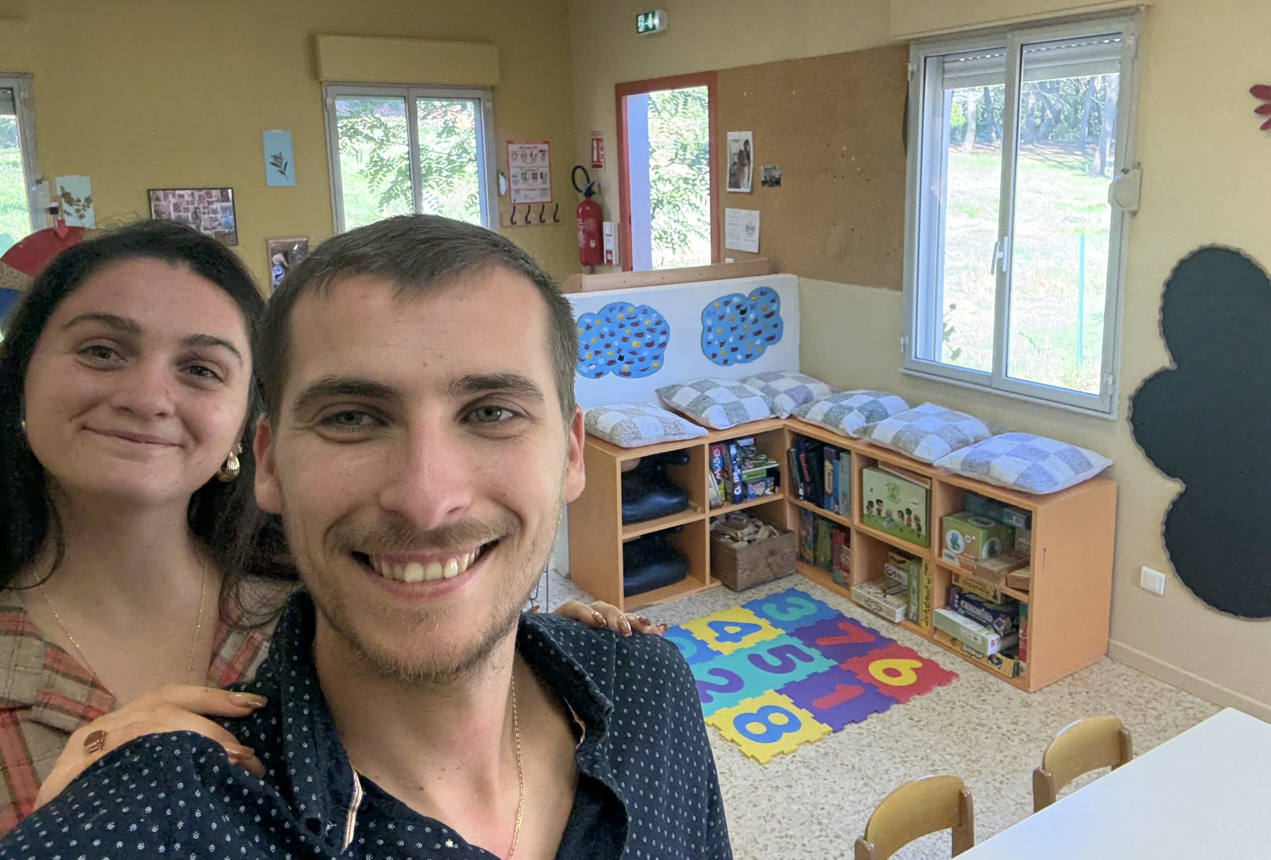 Mélina et Flavien, enseignants de Les Petits Génies du Luberon - entreprise de Soutien scolaire